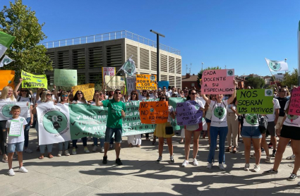 Profesores de Primaria protestando ante la consejería de Educación