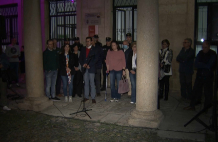 Familiares y vecinos durante la protesta por el crimen machista