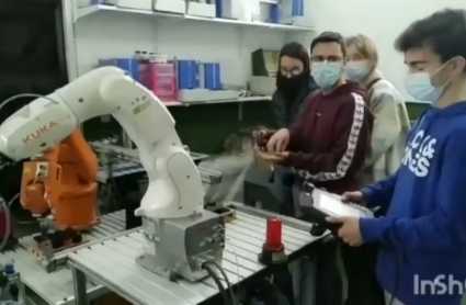 Alumnos del IES Santiago Apóstol de Almendralejo en el taller de robótica