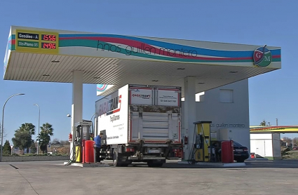 Un transportista echa gasolina en una estación de servicio