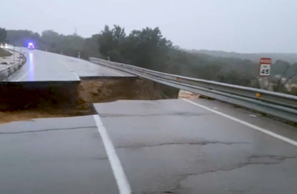 Socavón provocado por las lluvias en la N-523 entre Puebla de Obando y La Roca de la Sierra