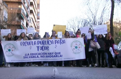 Manifestación convocada por la plataforma 'Especialidades ahogadas' en Cáceres