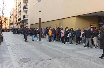 Largas colas a las puertas del Teatro María Luisa para conseguir entradas