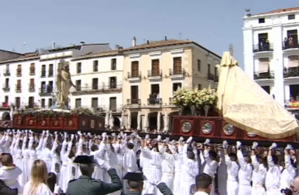 Encuentro del Cristo Resucitado y la Virgen de la Alegría en Cáceres