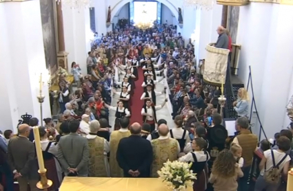 Los Jateros bailando en la ermita de la Virgen de los Remedios