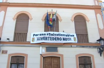 Pancarta contra el macrovertedero en Salvatierra