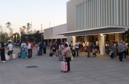 Viajeros del Alvia, esperando a montar en el autobús alternativo