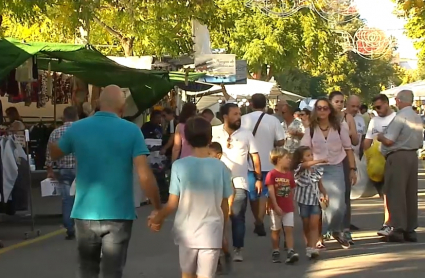 Centenares de personas visitan los expositores de Zafra