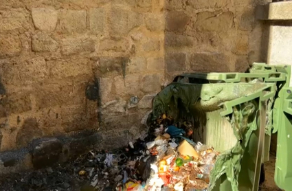 Contenedores quemados en Trujillo