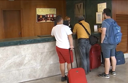 Turistas en el Puente del Pilar