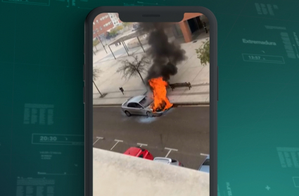 Coche ardiendo en Badajoz
