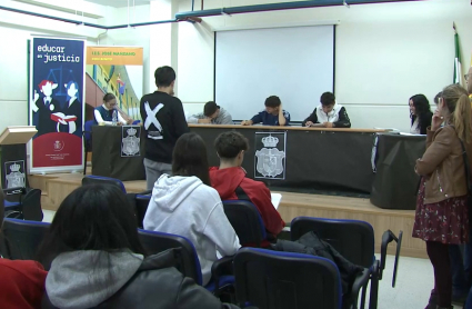 Simulación de un juicio en un instituto de Don Benito