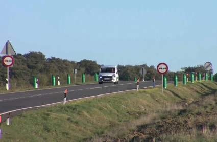 Balizas en la carretera de Cáceres a Miajadas