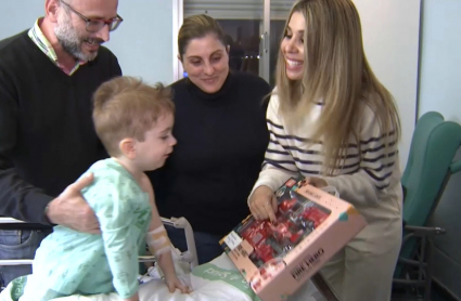 Entrega de regalos en el Materno Infantil