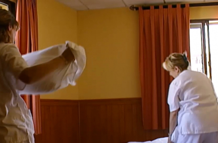 Dos mujeres trabajando en un hotel