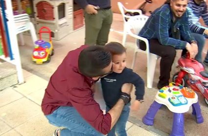 Un padre recibe un regalo de su hijo