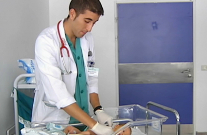 Médico Interino Residente atendiendo a un paciente en pediatría