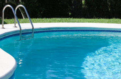 ¿Cuántas piscinas hay en cada localidad de Extremadura?